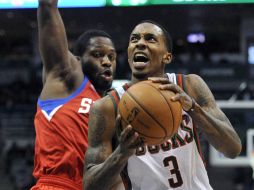 Brandon Jennings (der) se apunta 21 unidades en el partido. AP /