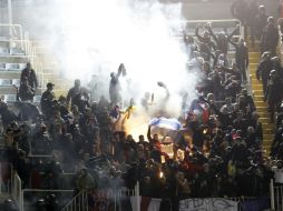 Varios fanáticos están siendo investigados por desmanes al término del juego entre PSG y Valencia. EFE /