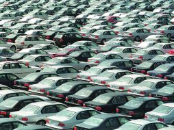 Todos los días en el país se roban 200 automóviles asegurados para su comercialización o de sus piezas. ARCHIVO /