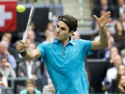 Federer se impone en casi una hora a De Bakker y logra avanzar. EFE /