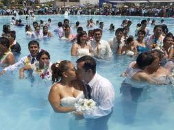 Muy felices, las parejas no dudaron en mostrarse su amor bajo el agua. AFP /
