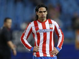 Radamel Falcao se muestra contrariado por la derrota en casa en la Europa League. AP /