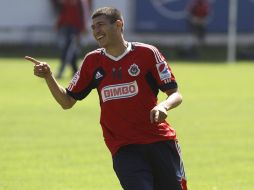 Enríquez bromea durante el entrenamiento del Guadalajara, el ambiente es Chivas está relajado luego de la primera victoria del torneo. MEXSPORT /
