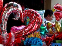 La decoración del establecimiento va acorde a la fecha y aprovechan el día para comercializar artículos únicos para la ocasión.  /