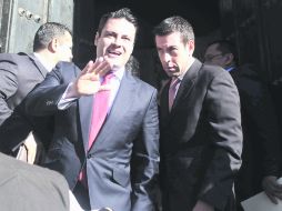 A la salida del Congreso. El gobernador electo (izq), con el coordinador de los diputados del PRI, Miguel Castro Reynoso. EL INFORMADOR /