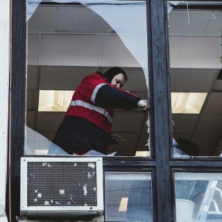 Elevan a casi 950 los heridos por caída de meteoritos en Rusia