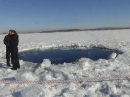 Un agujero de ocho metros en el lugar donde un meteorito impactó, en Cheliábinsk, Rusia. EFE /
