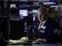 Los operadores se mantienen atentos a la reunión G20 que se lleva a cabo en Moscú. AP /