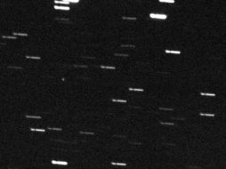 Esta imagen cortesía de la NASA tomada por el Telescopio FRAM en Argentina muestra al asteroide 2012 DA14, el punto blanco al centro. AFP /