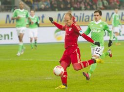 Arjen Robben prepara el disparo con el que anotó el segundo gol del cuadro bávaro para otra victoria en la Bundesliga. EFE /