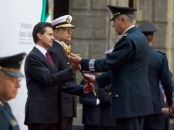Peña recibe la espada y el sable al mando de Sedena y Semar. NTX /