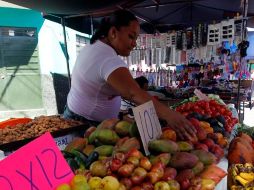 El tianguis, a diferencia del mercado, cumple una función que le permite movilidad al comerciante.  /