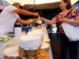 Siempre que dicen que los tianguis se van a acabar, crecen más, comenta un comerciante.  /
