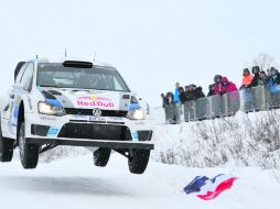 Espectacular. El Polo haciendo honores a su dinamismo y suspensión en el Rally de Suecia. ESPECIAL /