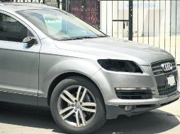 Por poco y esta Audi Q7 también se queda sin llantas o parrilla. EL INFORMADOR /