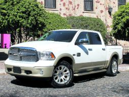 FEROZ. Con un motor HEMI bajo el cofre, esta pickup parece que no necesita más para acelerar con bravura.  /