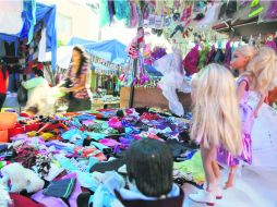 Mientras el mercado Primero de Mayo presenta poca afluencia de clientes, en las afueras un tianguis ofrece variada mercancía. EL INFORMADOR /