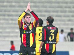 El argentino Eial Strahman (izquierda) anotó su sexto gol del torneo que significó tres puntos de oro para la escuadra universitaria. EL INFORMADOR /