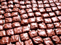 Además, se han incorporado óleos esenciales de cacao a la pegatina. ARCHIVO /