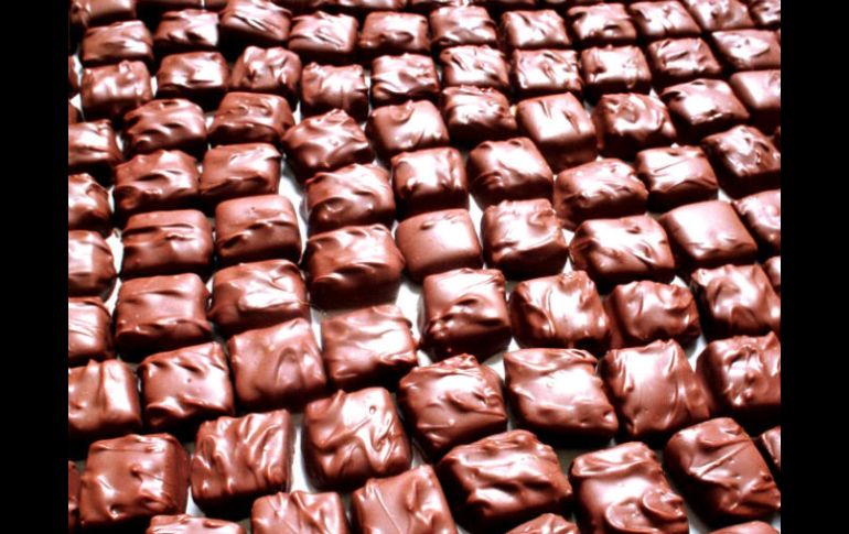 Además, se han incorporado óleos esenciales de cacao a la pegatina. ARCHIVO /