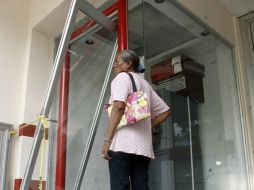 El sujeto se encontraba en el interior del módulo del cajero del banco ubicado en Colón, entre López de Legazpi y Vázquez Coronado. ARCHIVO /