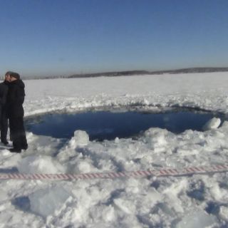 Buzos exploran lago ruso tras estallido de meteorito