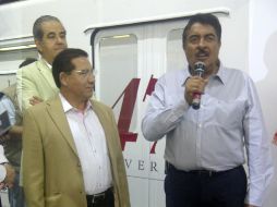 El alcalde de Guadalajara, Ramiro Hernández García (d) durante el evento en el tren eléctrico.  /