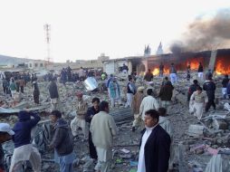 La gente se reúne para ver lo ocurrido, tras la explosión. AFP /
