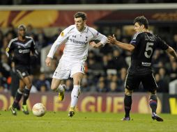 El jugador del Tottenham Hotspur, Gareth Bale (c),disputa el balón con Dejan Lovren (d) del Olympique de Lyon. EFE /