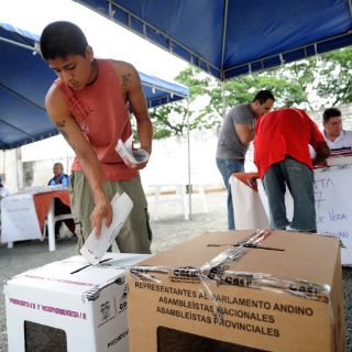 Ecuatorianos listos para elegir nuevo presidente