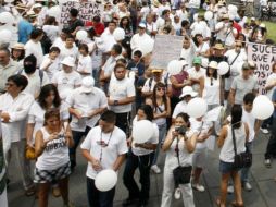 Los participantes marcharon en silencio, la mayoría vestidos de blanco y con lonas convocaban la paz y el amor. ARCHIVO /