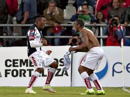 Ludueña y Suárez celebran el gol con el que Pachuca vence al Cruz Azul. MEXSPORT /