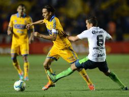 Lucas Lobos conduce el balón ante la marca de Juan Pablo Rodríguez. MEXSPORT /