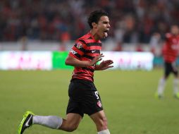 Omar Bravo festeja el gol con el que Atlas logró su cuarta victoria en fila en el torneo.  /