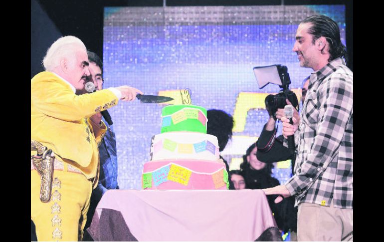 Vicente Fernández festejó anoche en la Arena VFG su cumpleaños 73 con su hijo Alejandro. Fue el broche de oro del concierto. EFE /