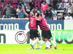 En sintonía. Vuoso, Chávez y Brizuela felicitan a Omar Bravo, autor del segundo gol. EL INFORMADOR /