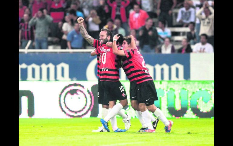 En sintonía. Vuoso, Chávez y Brizuela felicitan a Omar Bravo, autor del segundo gol. EL INFORMADOR /