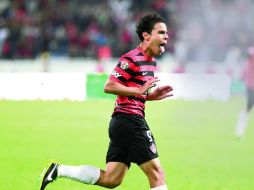 Omar Bravo sentenció la victoria con una volea espectacular que ubica a la escuadra tapatía en el tercer lugar general. EL INFORMADOR /