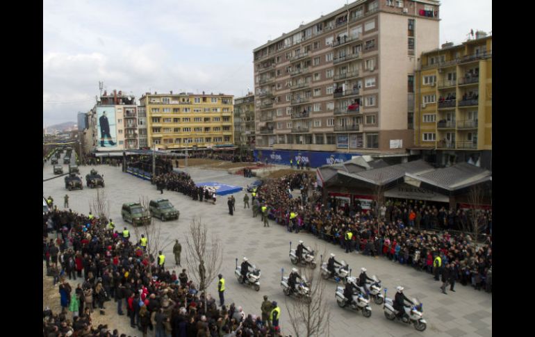 Las Fuerzas de Seguridad y Polícia de Kosovo desfilan en el centro de Pristina. AP /
