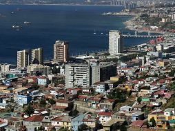 Habitantes en Valparaíso se mantienen en alerta por cualquier contingencia. EFE /