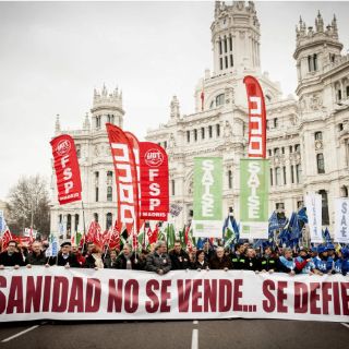 Nuevas ''mareas blancas'' en España para defender la salud pública