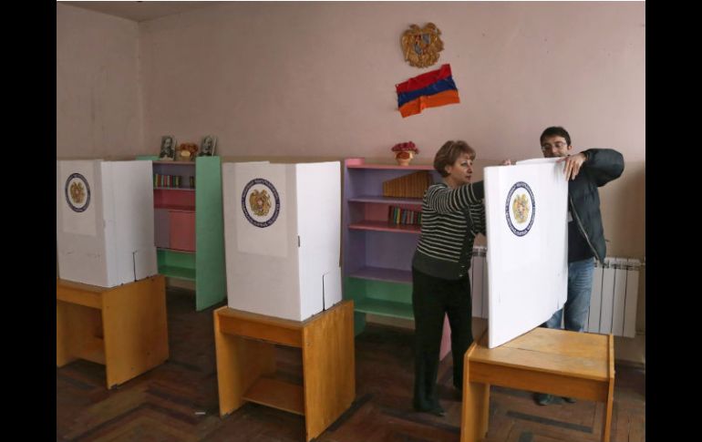 Miembros locales de la comisión electoral se preparan para las votaciones. EFE /
