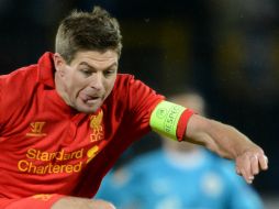 Steven Gerrard, capitán de Liverpool es el iniciador del festín para su equipo. AFP /