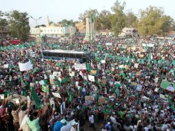 Seguidores de Muamar Gadhafi se manifiestaban antes del derrocamiento del régimen. ARCHIVO /