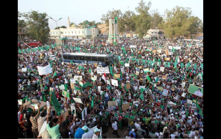 Seguidores de Muamar Gadhafi se manifiestaban antes del derrocamiento del régimen. ARCHIVO /