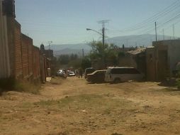 La persona fallecida yacía entre la maleza de un baldío, al que acudieron elementos de la Policía Municipal.  /