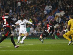 Álvaro Morata (centro) fue el autor del primer gol del partido. AFP /