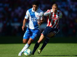 Enríquez (der) trata de despojar del balón a Be Buen del Puebla, durante el partido. MEXSPORT /