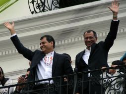 Rafael Correa (i) y Jorge Glass (d) saludan a la gente tras conocer datos de reelección en Ecuador. AFP /