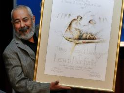 - El escritor cubano Leonardo Padura sostiene un cuadro que se le otorgó en la ceremonia donde recibió el Premio Nacional de Literatura EFE /